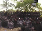 Dieses Bild ging vor rund drei Jahren um die Welt: Es zeigt einige der rund 200 entführten Mädchen aus Chibok. Nach langen Verhandlungen sollen Boko Haram nun Dutzende von ihnen freigelassen haben. (Bild: KEYSTONE/AP Militant Video/AP PHOTO)