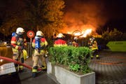 Mehrere Atemschutztrupps konnten das Feuer mit Druckleitungen schnell löschen. (Bild: Dani Hegglin/FFZ)