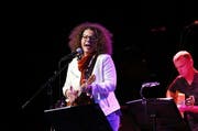 Carmen Fenk, ehemals erste Gewinnerin von MusicStar, rundete den stimmungsvollen Abend mit einem Showblock, u.a. mit Songs ihrer neuen CD «11», zusammen mit der Talentshow Band ab. (Bild Werner Schelbert)