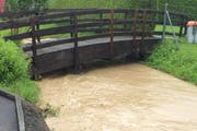 Kleine Nebenbäche, wie im Bild der Fisibach in Galgenen, führen üblicherweise kaum Wasser. Jetzt drohen sie zu überlaufen. (Bild: Kantonspolizei Schwyz)