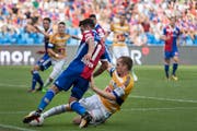 Christian Schwegler (rechts) nimmt Renato Steffen den Ball ab. (Bild: Georgios Kefalas/Keystone)