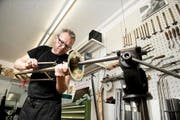 Thomas Theiler von Musikpunkt Gasser in Hochdorf repariert eine Posaune. (Bild: Corinne Glanzmann / Neue NZ)
