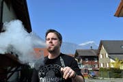 Christian Lusser, Geschäftsführer der Firma «StattQualm», mit seiner E-Zigarette. (Bild: Anian Heierli / Neue UZ)
