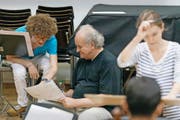 Ein Austausch über Generationen hinweg: Franz Rieks (18) und Wolfgang Rihm (64) in einer Probe des Komponisten-Seminars. (Bild Stefan Deuber)