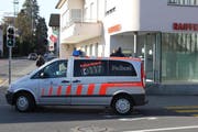 Gegen Mittag verlassen die zwei Polizisten den Tatort vorerst. (Bild: Lucien Rahm (Meggen, 29. Dezember 2017))