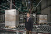 Trisa-CEO Adrian Pfenniger im neuen Hochregallager. (Bild Pius Amrein)