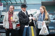 Bevor es in die Stadt geht, lassen sich Claudio und Isabelle von Redaktor Christian Hodel ein Gläschen einschenken. (Bild: Jakob Ineichen (Emmenbrücke, 24. März 2017))