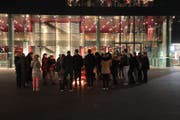 Vor dem KKL haben am Montagabend drei Dutzend Personen den Anschlägen von Paris gedacht. (Bild Ramona Geiger)