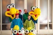 Die Familie Thrier gewinnt mit ihrem Sujet «Nasengrübler» in der Familienkategorie. (Bild: Dominik Wunderli / LZ (Luzern, 13. Februar 2018))