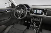 Das Cockpit des Skoda Kodiaq mit zwei klassischen Rundinstrumenten. In der Mitte ist der grosse Navigationsbildschirm.