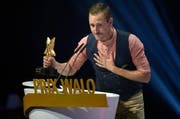 Marco Kunz bedankt sich für den Prix Walo in der Sparte Newcomer. (Bild: Keystone / Walter Bieri)