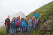Schüler pflanzen auf dem Rothorn Edelweiss. (Bild: PD)