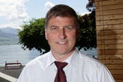 Vitznaus Gemeindepräsident Noldi Küttel tritt per Ende August zurück. (Bild: Philipp Schmidli, Vitznau, 18. Mai 2011)