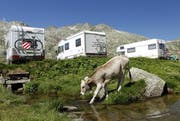Camper geniessen die Natur beim Gotthard-Hospiz.