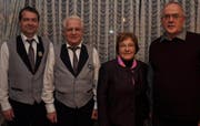 Sie wurden an der GV speziell geehrt; von links: Wädi Wipfli (20 Jahre Vizedirigent), Godi Münger (50 Jahre aktives Musizieren) sowie die beiden neuen Ehrenmitglieder Rosa Reinhard und Pfarrer Walter Bucher. (Bils pd)