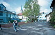 Ob die Schule Finstersee geschlossen wird, entscheiden die Menzinger im kommenden Herbst. (Bild: Maria Schmid (4. Mai 2016))
