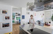 Yvonne Merz in ihrer Luzerner Stadtwohnung. Kahle Wände kennt die Kunstsammlerin nicht. (Bild Pius Amrein)