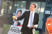 Im Vorfeld der natonalen Wahlen vom 18. Oktober verteilte Thomas Aeschi Äpfel. Nun soll er nach dem Willen der SVP des Kantons Zug Eveline Widmer-Schlumpf im Bundesrat ersetzen. (Bild: Maria Schmid/Neue ZZ)