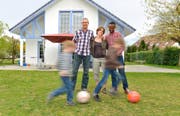 Dank des Projektes der Schweizer Flüchtlingshilfe haben 71 Flüchtlinge bei 50 Familien ein neues Zuhause gefunden. Bild: Christian Brun/Keystone