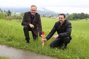 Hier entsteht der Golfplatz: Investor und Bauherr Josef Schuler (links) und sein Sohn Beat, welcher als Geschäftsleiter des Golfplatzes Meggen vorgesehen ist, haben symbolisch einen Pflock eingeschlagen. (Bild: PD)