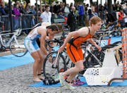 Jolanda Annen (rechts) startet aus der Wechselzone beim Zuger Zytturm-Triathlon. Links: die spätere Siegerin Nicola Spirig. (Bild Werner Schelbert)