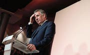 Dem abtretenden Justizminister François Bayrou steht während der gestrigen Pressekonferenz im Modem-Hauptsitz buchstäblich der Schweiss auf der Stirn. (Bild: Thomas Samson/AFP (Paris, 21. Juni 2017))