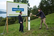 Gemeindepräsident Tobias Hürlimann schlägt zu: Symbolträchtig wird hier ein Pflock eingeschlagen. (Bild: PD)