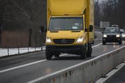 Auch dieser Fahrer wurde fotografiert: Er hat hinterm Steuer einen Lieferschein gelesen. (Bild: Kapo Obwalden)