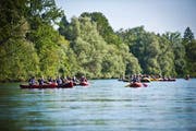 Eine geführte Bootstour auf der Reuss bei Obfelden: Auf solchen Gewässern werden in Zukunft noch mehr Hobbysportler erwartet. (Bild: Wasser-Land GmbH)
