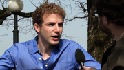 Michael Elsener (links) im Gespräch mit Filmer Roger Amgwerd. Der Zuger Kabarettist war im Jahr 2012 für vier Monate im Zentralschweizer Atelier in New York. (Bild: Screenshot Youtube/Kanton Zug)