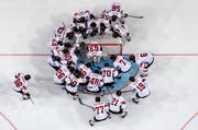 Die Schweizer Nationalspieler versammeln sich vor dem Spiel gegen Frankreich rund ums Tor von Goalie Leonardo Genoni. (Bild: Keystone)