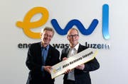 Stephan Marty, CEO der ewl (rechts) mit Stadtrat Adrian Borgula. (Bild: Nadia Schärli (Luzern, 22. November 2013))