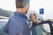 Wer sein Auto auf einem P+Rail-Parkplatz stehen lässt, muss sich nicht mehr mühsam ins Stadtzentrum quälen: Die Bahn bringt einen entspannt und staufrei dorthin.