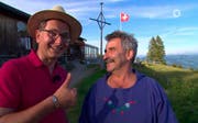 Präsentator Michael Friemel (links) scherzt mit Rigi-Alpkäser Franz Toni Kennel. (Bild: ARD)