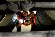 Zwei Mitarbeiter des Schwerverkehrszentrums Erstfeld bei der Arbeit. (Bild: Archiv Neue LZ)