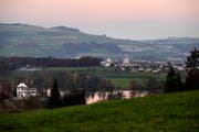 Blick auf das Schloss Mauensee - im Hintergrund die Stadt Sursee. (Bild: Pius Amrein/Neue LZ)