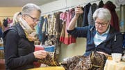 Ein letztes Mal Nähen fürs LFK im Luftschutzkeller (von links): Doris Widmer und Ursi Wili. (Bild: Boris Bürgisser (Luzern, 29. Januar 2018))