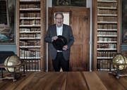 Pirmin Meier (70) in der Stiftsbibliothek Beromünster. Bild: Nadia Schärli (Beromünster, 22. Februar 2017)