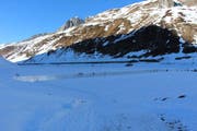 Der Oberalpsee ist gefroren und zum ersten Mal für das Eislaufen frei gegeben. (Bild: pd)