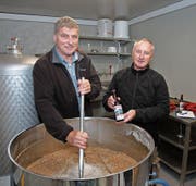 Brauereibesitzer und Gemeindepräsident Noldi Küttel (links) beim Einmaischen mit Vereinspräsident Beat Schenk. (Bild: Christoph Jud)