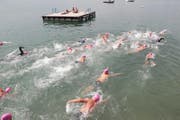 Start des Promenadenschwimmen. (Bild: Roger Zbinden (Zug, 12. August 2017))