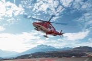 Ein Helikopter der Rettungsflugwacht landet auf dem Dach des Luzerner Kantonsspitals. Im Hintergrund der Pilatus. (Bild: PD/Rega)