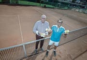 Bobi Bucher (links), Gründungsmitglied des Tennisclubs Ebikon, und der heutige Präsident Marco Kaufmann auf der Sportanlage Risch. (Bild: Pius Amrein (Ebikon, 5. Juli 2017))