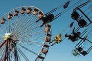 Traumtag an der Määs: Riesenrad und Kettenkarussell vor wolkenlosem Himmel. (Bild: Philipp Schmidli (Luzern, 15. Oktober 2017))