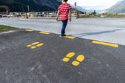 Die Füsse zeigen an, wo der Fussgänger die Strasse überqueren soll. (Bild: PD)