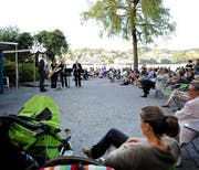 Die Gratis-Festivalreihe zog viele Besucher an und wird im 2014 fortgesetzt. Hier das Saxophonquartett clair-obscur bei der Buvette-Bar in Luzern. (Bild: Corinne Glanzmann / Neue LZ)