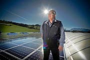 Sonnige Aussichten: Peter Gabriel, Geschäftsführer der Krieger AG, auf dem mit Solarmodulen bedeckten Dach der Firma. (Bild Pius Amrein)