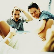 Hauptsächlich mit Fotografieren beschäftigt: ein junger Vater bei der Geburt seines Kindes. (Symbolbild: Getty)