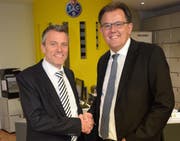 Alexander Stadelmann (links im Bild) beim Handschlag mit dem Präsidenten der TCS-Sektion Waldstätte Peter Schilliger. Stadelmann wird im Herbst neuer Geschäftsführer der TCS-Sektion. (Bild: pd)