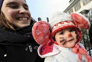 Linda Sibau und Tochter Luisa. (Bild Angel Sanchez/Neue UZ)